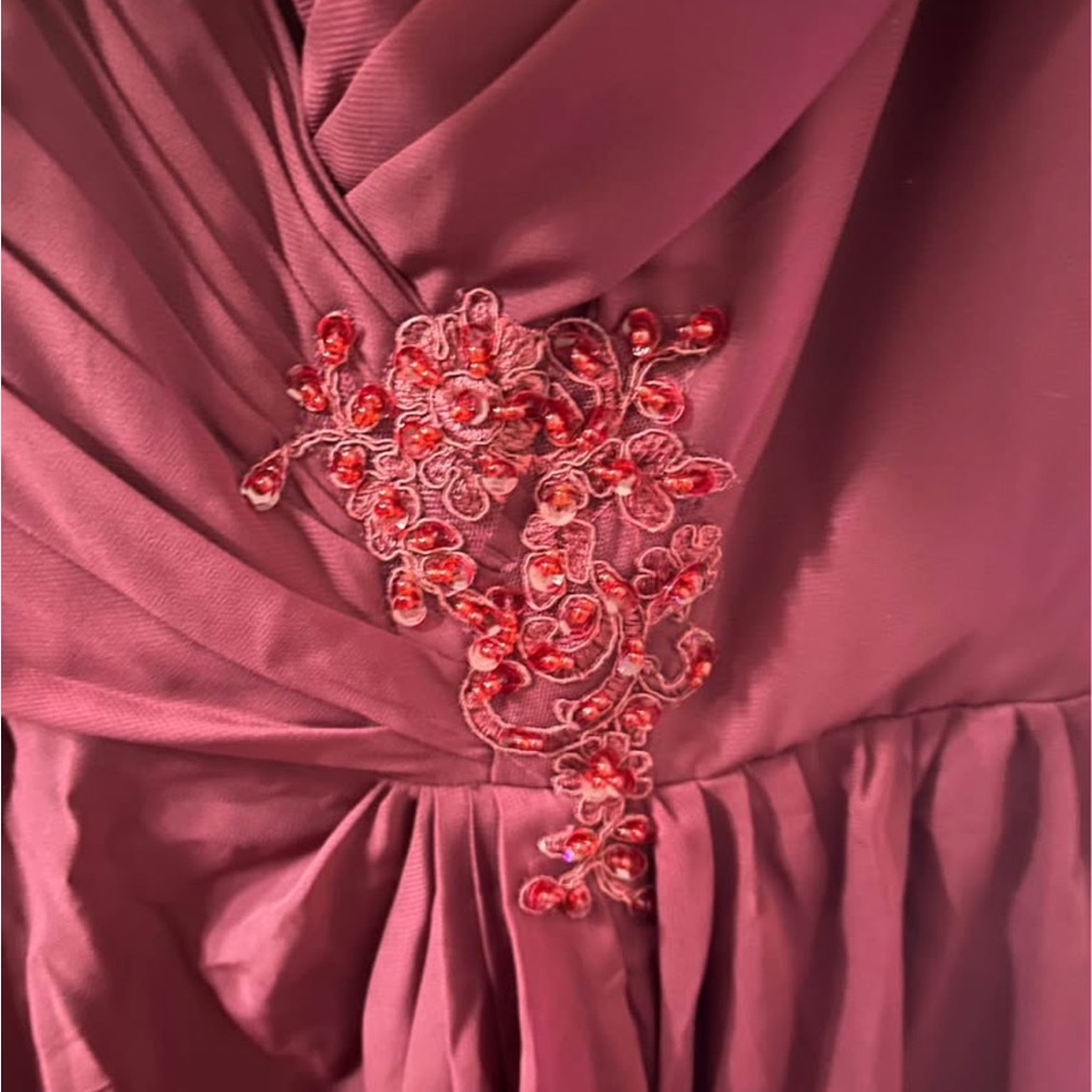 Elegant Burgundy Evening Gown - Picture 3 of 3